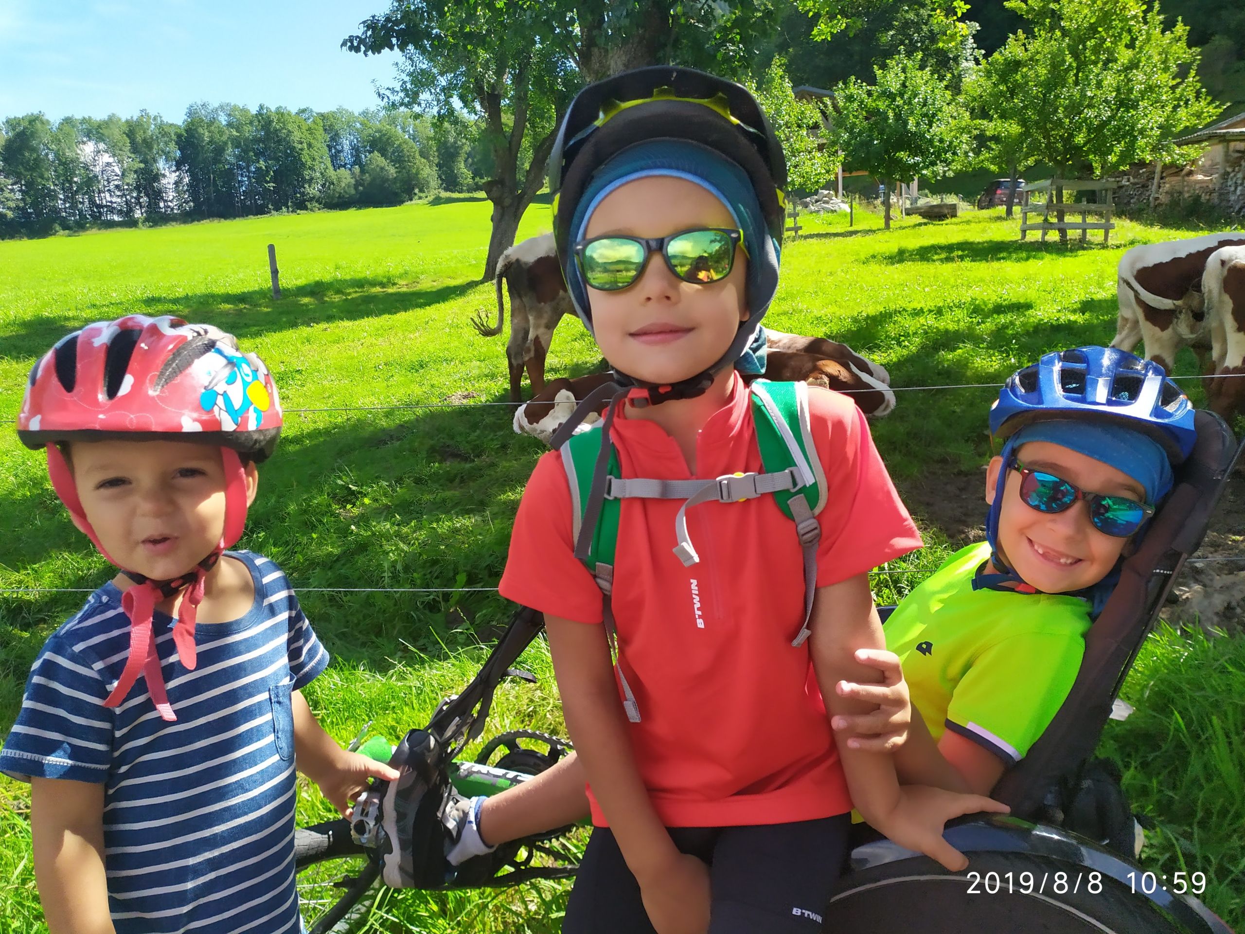 Bambini con bici e caschetto circondati dalla natura lungo la ciclovia Alpe Adria, vacanze in bici per famiglie in Austria con "Girolibero"